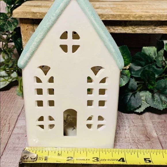 White Light Up House w Turquoise/Blue Glittery Roof - Picture 4 of 6